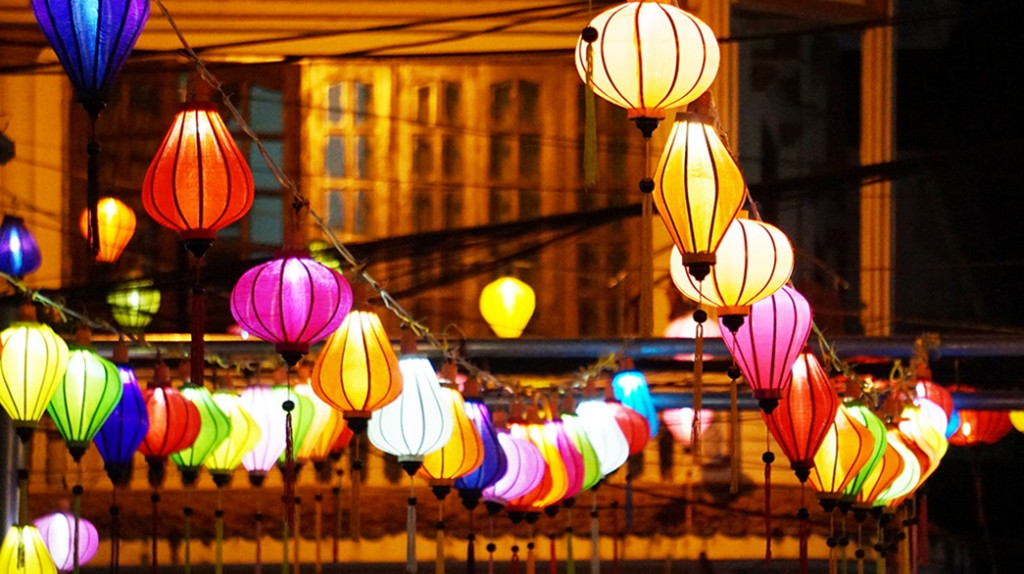 Đèn lồng nhiều màu sắc tại phố đi bộ Tiên Yên