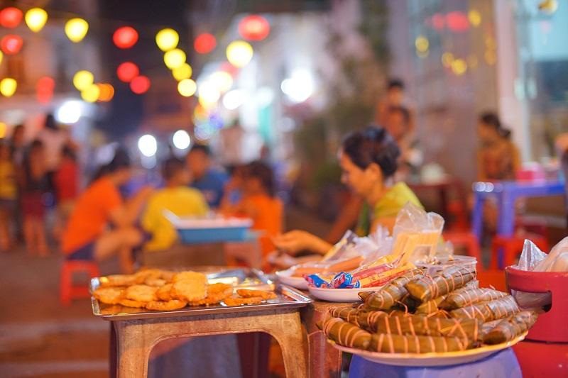 Món ăn đường phố tại phố đi bộ Tiên Yên