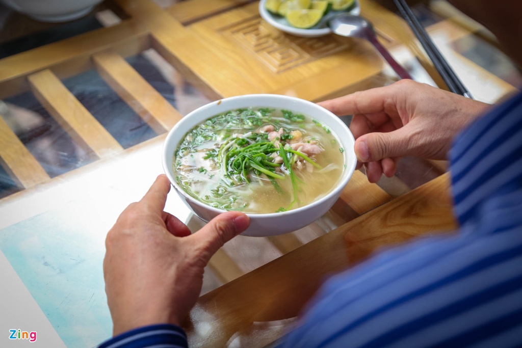 Bát phở gà đặc biệt tại quán phở gà xe khách
