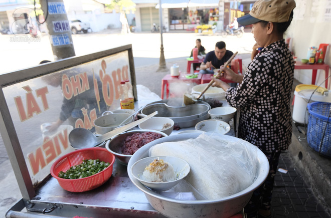 Tiệm phở hai tô Pleiku ven đường