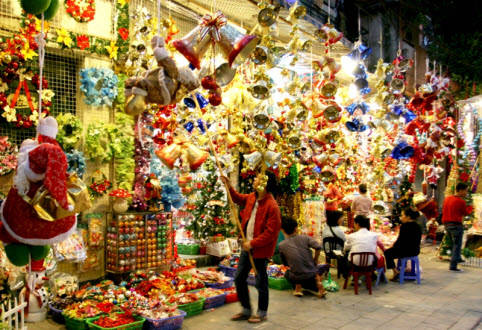 Phố Hàng Mã rực rỡ sắc màu khi du lịch Hà Nội dịp Noel