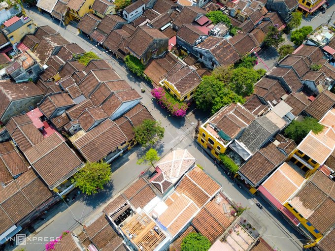 Hội An yên vắng do ảnh hưởng Covid-19, ngã tư Trần Phú – Lê Lợi thông thoáng nhìn từ trên cao