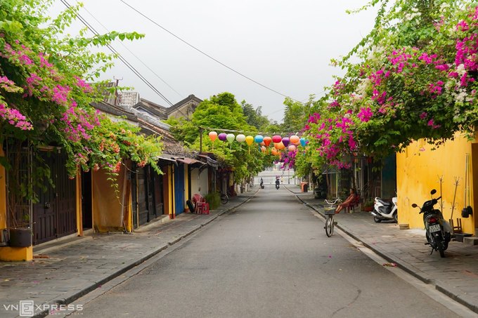 Hội An yên vắng với đường Hoàng Văn Thụ sáng sớm thưa vắng