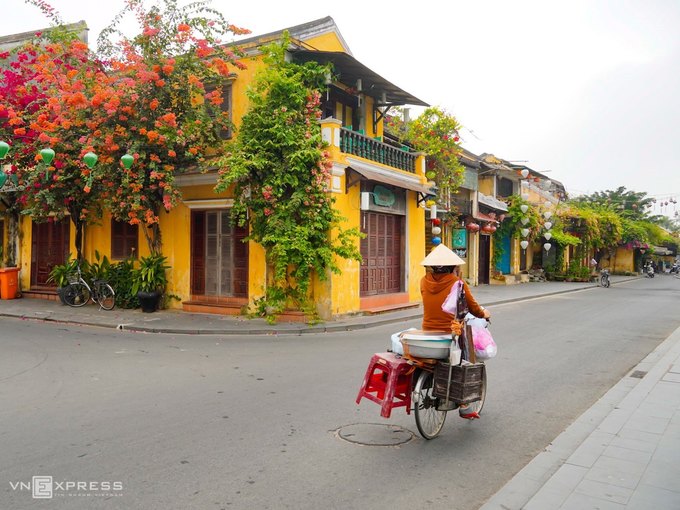 Hội An yên vắng với ngã 3 đường Bạch Đằng – Trần Phú rực sắc hoa giấy