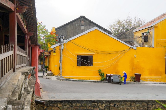 Hội An yên vắng với công nhân vệ sinh và thợ hồ làm việc