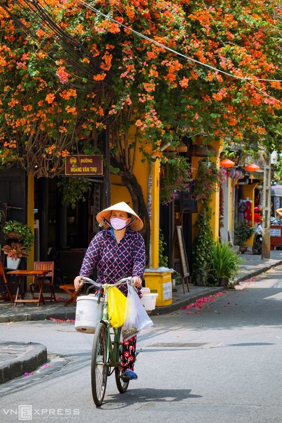 Hội An yên vắng với người bán hàng đeo khẩu trang đạp xe