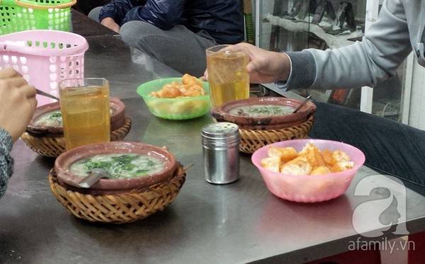 Cháo niêu Lò Đúc đầy đặn với sườn to