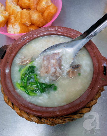 Cháo sườn Lò Đúc với miếng sườn to