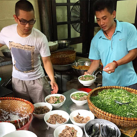 Phở tái lăn Lò Đúc với lượng thịt thà đầy đặn
