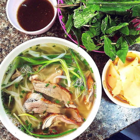 Phở vịt quay Lò Đúc ăn kèm măng ớt