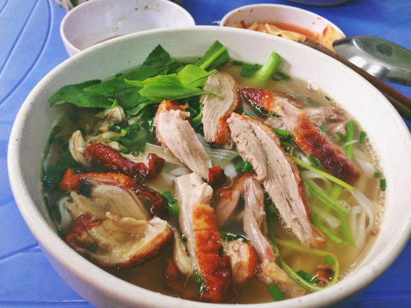 Phở vịt quay Lò Đúc nước dùng đậm đà