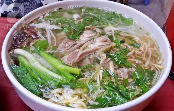 Bún phở gà Lò Đúc bán đến khuya