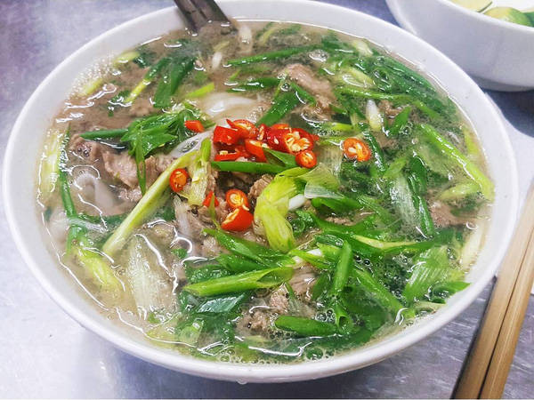 Bát phở tái lăn đặc trưng trên phố Lò Đúc