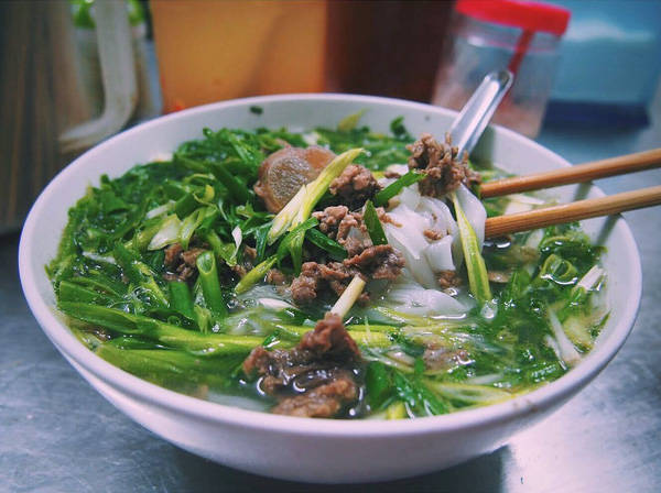 Không gian quán phở Thìn Lò Đúc nhỏ nhưng đông khách