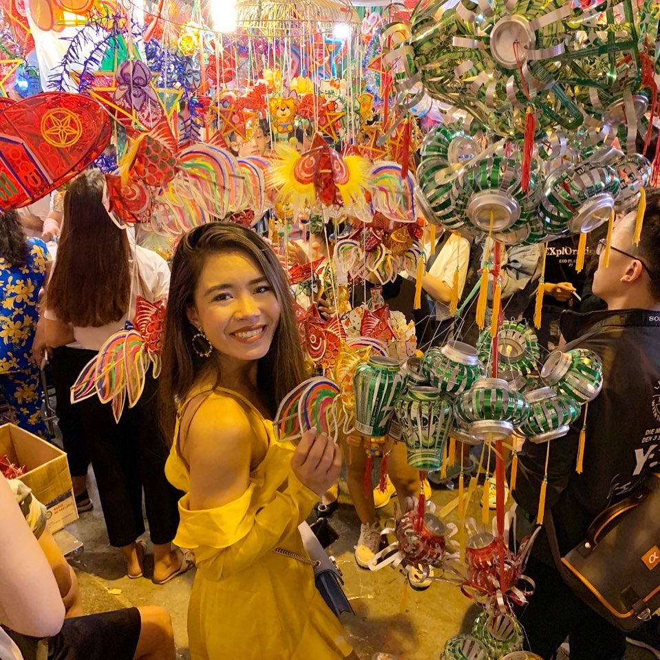Phố lồng đèn Sài Gòn thu hút đông đảo du khách trẻ tuổi