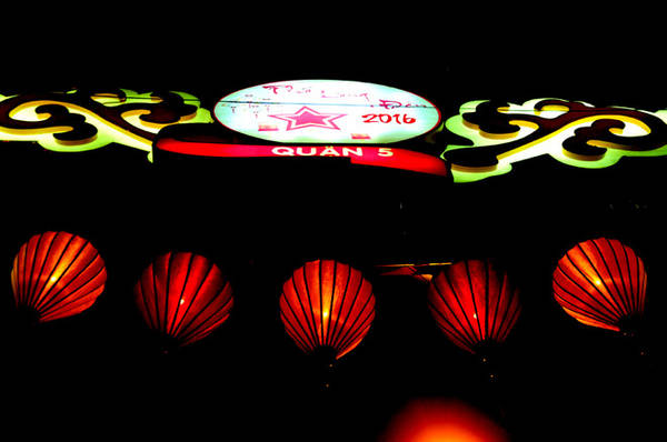 pho-long-den-sai-gon-ruc-ro-don-trung-thu-ivivu