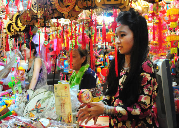 pho-long-den-sai-gon-ruc-ro-don-trung-thu-ivivu10