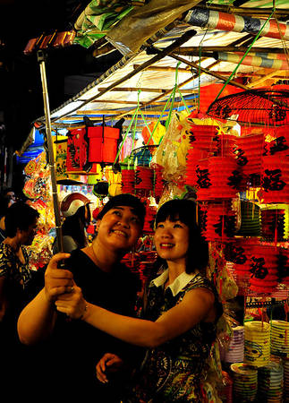 pho-long-den-sai-gon-ruc-ro-don-trung-thu-ivivu15