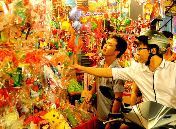 pho-long-den-sai-gon-ruc-ro-don-trung-thu-ivivu4