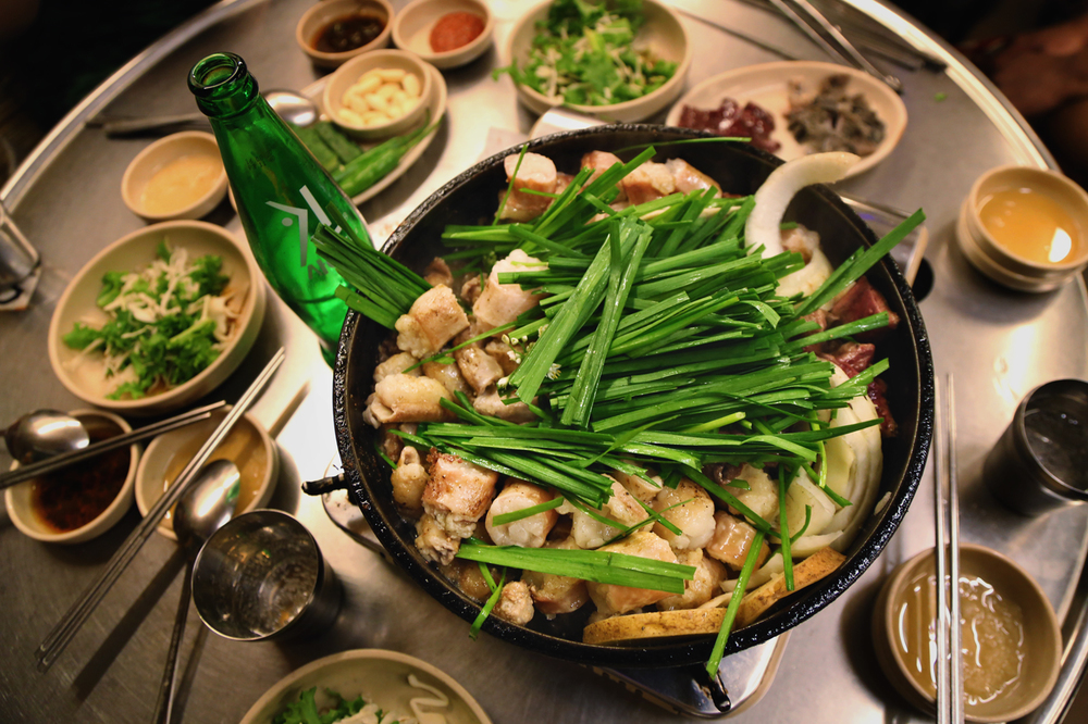 Bên cạnh thịt nướng, cơm trộn, gà hầm sâm cùng loạt đặc sản thì lòng nướng là một trong những món ăn bạn không nên bỏ lỡ khi du lịch xứ kim chi. Lòng nướng Hàn Quốc chế biến đa dạng, nhiều món, dễ khiến du khách xiêu lòng và luôn nằm trong top những món ăn yêu thích của người bản địa.
