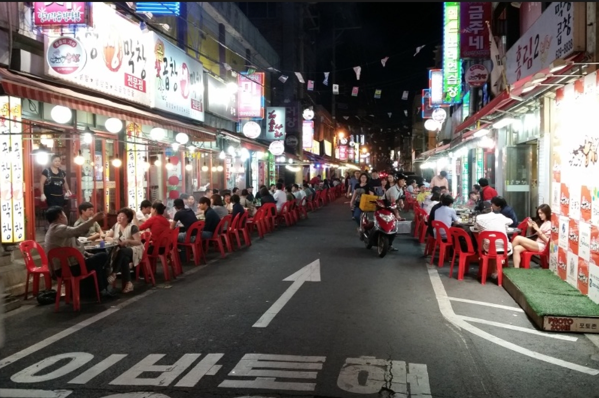 Tại Seoul, có hàng nghìn quán bán lòng nướng, bạn có thể thấy biển hiệu món nhậu này ở nhiều nơi. Tuy nhiên nếu bạn là dân "gà mờ", không rành đường nhưng muốn thưởng thức lòng nướng đúng kiểu Hàn, giá bình dân thì chỉ cần đến phố lòng nướng ở khu Wangsimni, nơi mà cứ đến chiều tối, khách trong các tiệm ăn ngồi tràn cả ra dọc hai bên đường đi, không khí nhộn nhịp, tiếng cụng ly đến nửa đêm.