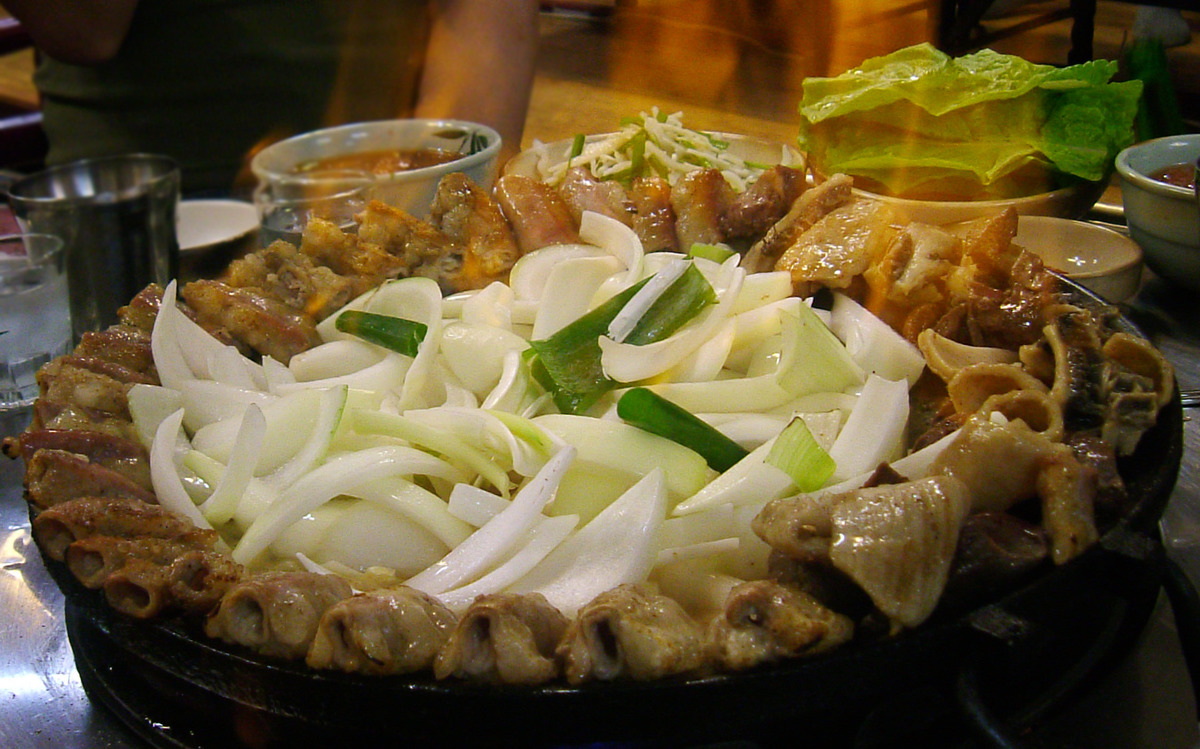 Lòng nướng trong tiếng Hàn gọi là gopchang (hoặc makchang), chế biến từ lòng non và dạ dày heo hoặc bò. Đến phố lòng, có nhiều loại cho bạn thoải mái lựa chọn, thông thường là lòng nướng trên bếp than sém vàng, giòn, dai sần sật hoặc biến tấu kiểu khác như nướng phô mai, nướng hành...