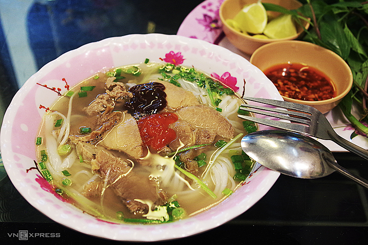 Phở bò được nấu theo quy chuẩn Halal: không dùng thịt lợn, sử dụng gia vị chay, thịt động vật phải do người theo đạo Hồi cắt tiết mổ thịt