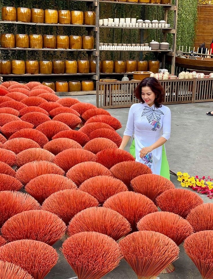 Du khách tham quan Phố Ông Đồ Sài Gòn
