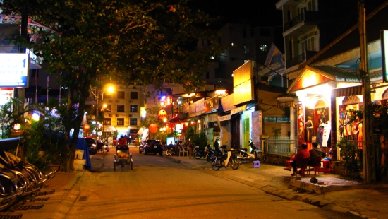 Phố Tây Huế về đêm trên đường Phạm Ngũ Lão