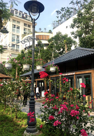 Cảnh quan của khu phố sách được thiết kế khá thân thiện, hiện đại và đẹp mắt, với nhiều tiện ích dành cho những người đến tham quan.