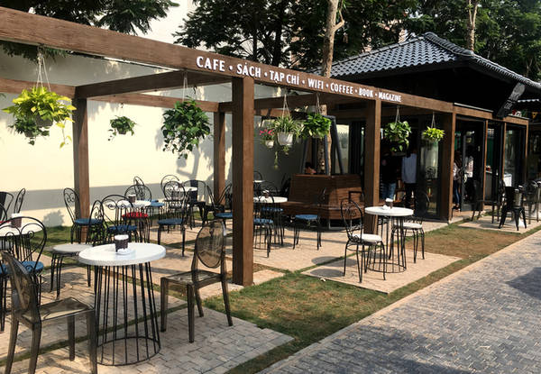 Quán cà phê được thiết kế mở, khá thân thiện và phù hợp với cảnh quan.