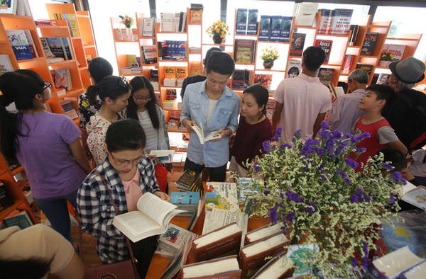 Mỗi gian hàng tuy hơi nhỏ nhưng có khá nhiều đầu sách và thu hút khá đông người vào tham quan cũng như mua hàng.