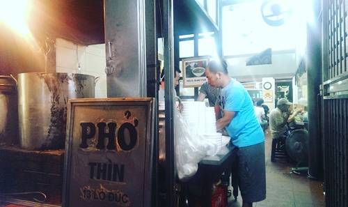 Không gian quán phở Thìn Lò Đúc với bàn ốp đá hoa sát tường