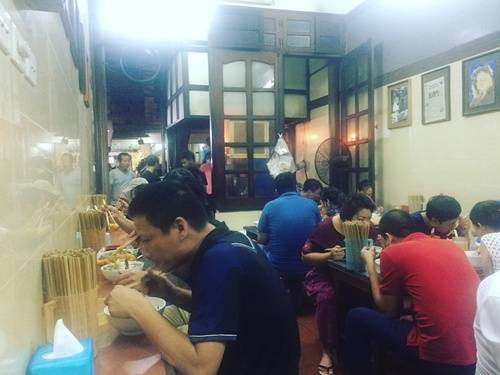 Quán áp dụng phương thức “trả tiền trước, phục vụ sau”. Ảnh: Phiêu Linh