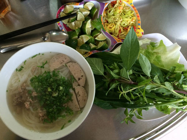 Ăn sáng phở Thưng thơm ngon khi du lịch Đà Lạt tự túc
