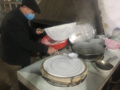 Tráng bánh phở. Ảnh: Thời báo ngân hàng