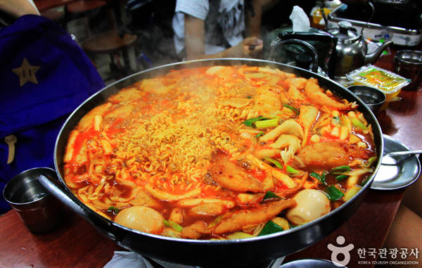 Món tteokbokki ăn liền tại phố tteokbokki Seoul với nước sốt đặc biệt