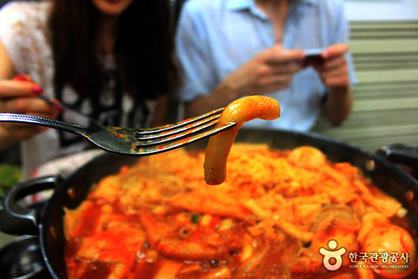 Lịch sử phố tteokbokki Seoul gắn liền với các trường học