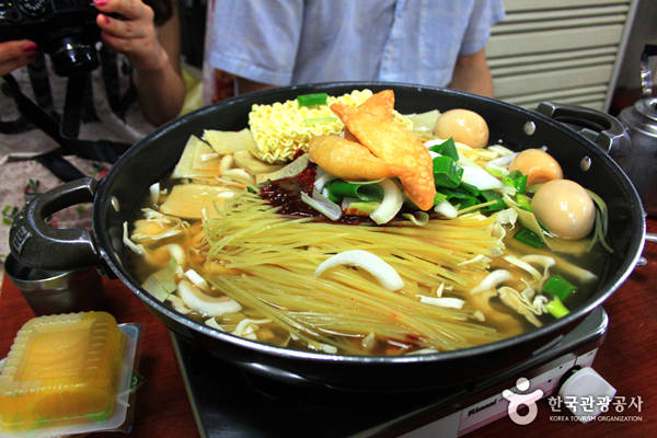 Cách chế biến tteokbokki hiện đại tại Seoul với nhiều topping