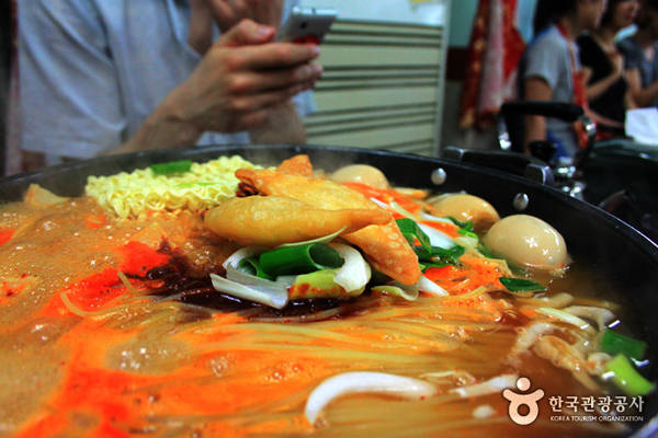 Giá tteokbokki tại phố tteokbokki Seoul phù hợp học sinh sinh viên