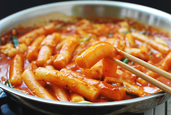 Nhà hàng tteokbokki Seoul với bàn ghế đàng hoàng