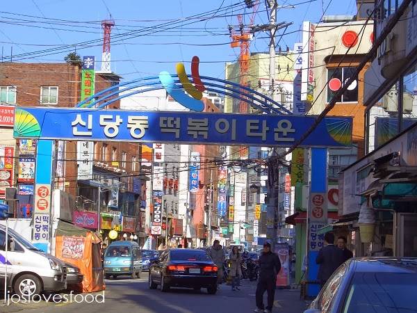 Các quán tteokbokki san sát nhau tại Seoul Các quán tteokbokki san sát nhau tại Seoul
