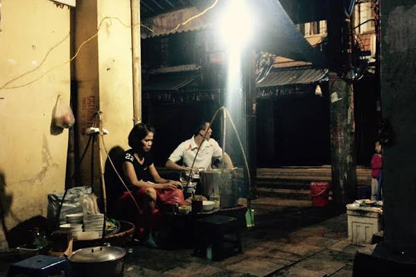 Không gian phở tử tế phố Hàng Đường về đêm Không gian phở tử tế phố Hàng Đường về đêm