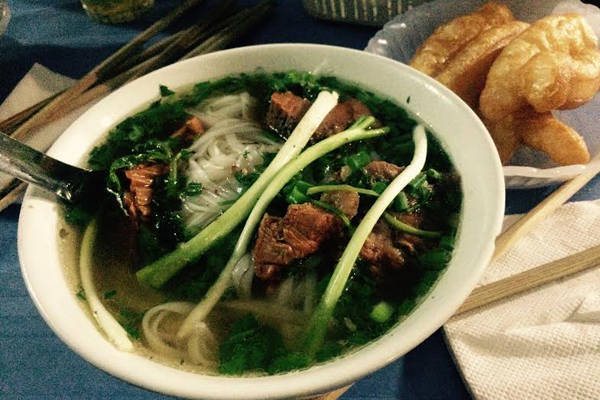 Bát phở sốt vang tại gánh phở tử tế Hàng Đường Bát phở sốt vang tại gánh phở tử tế Hàng Đường