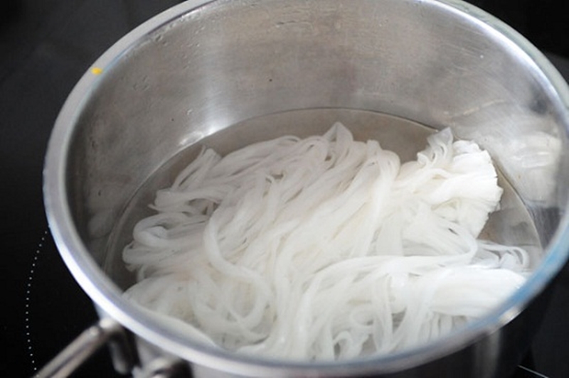 Phở xào thịt bò rau củ - chần phở tươi Phở xào thịt bò rau củ - chần phở tươi