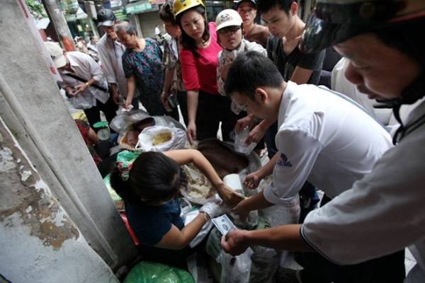 Ăn sáng Phố Cổ Hà Nội với gói xôi 5k Hàng Hòm