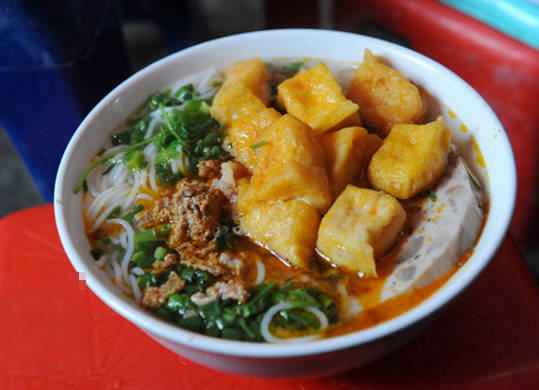 Quán bún riêu ăn sáng Phố Cổ Hà Nội đắt khách
