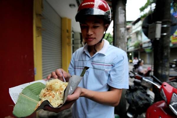Gánh xôi ăn sáng Phố Cổ Hà Nội siêu đông khách