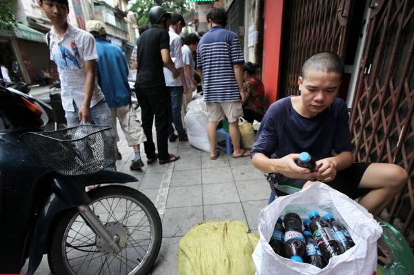 Chai nước đỗ đen mát lạnh phố Hàng Hòm