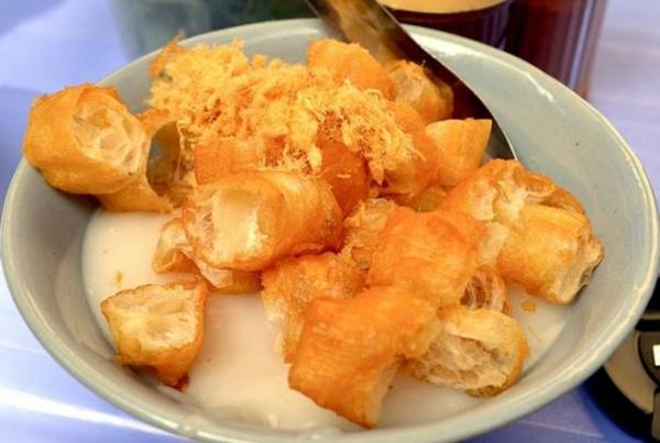 Bát cháo sườn sánh mịn thơm ngon tại Hàng Bồ
